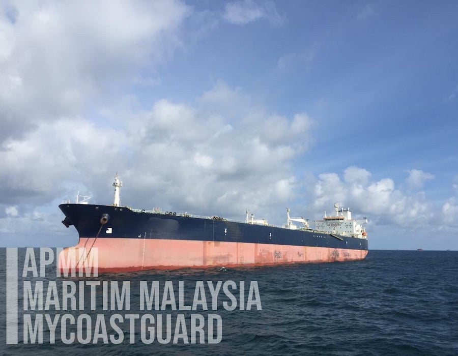 MMEA detains Panama flagged tanker for anchoring illegally in eastern Johor 26 MMEA 280121 feat