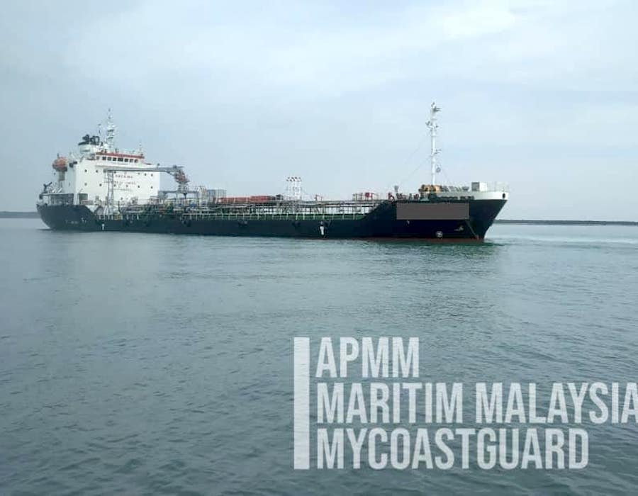 MMEA detains Singapore flagged tanker suspected of illegal oil transfers in Selangor 26 MMEA Singapore flagged