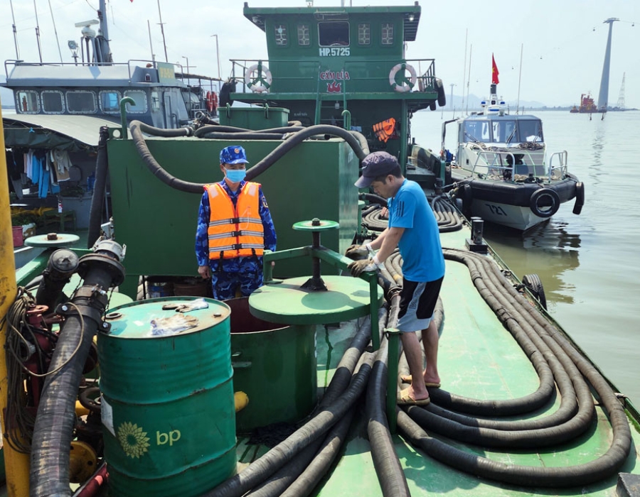 Vietnam: Oil tanker "HP 5725" arrested over 12,000 litres of illegal diesel oil 26 HP5725 feature
