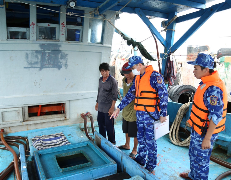 vietnam tg 91387 ts arrested over 30000 litres of unknown origin diesel oil