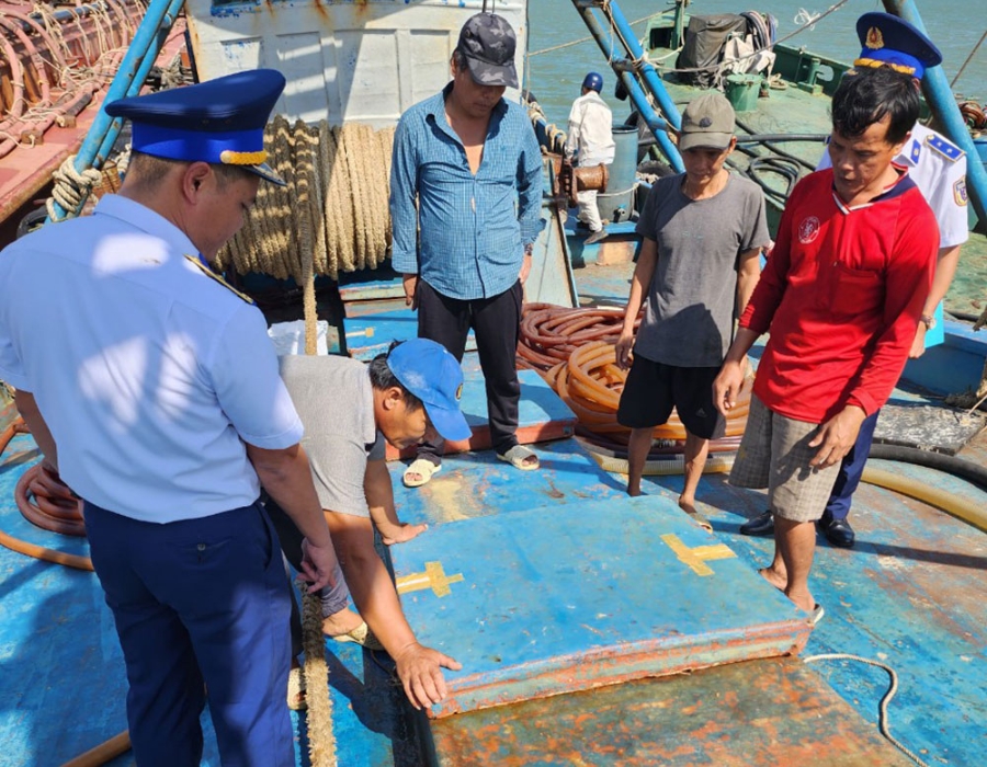 Vietnam: Coast Guard arrests fishing vessel over 39,000 litres of illegal diesel oil 26 post 56448