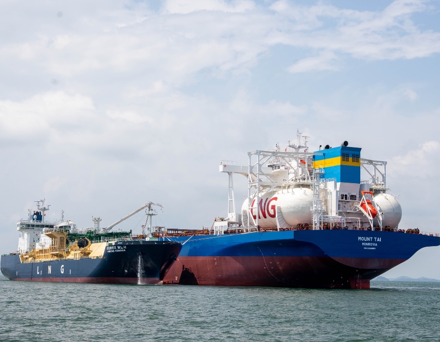 Singapore: EPS celebrates 100th LNG bunkering operation milestone with FueLNG 26 post 56549