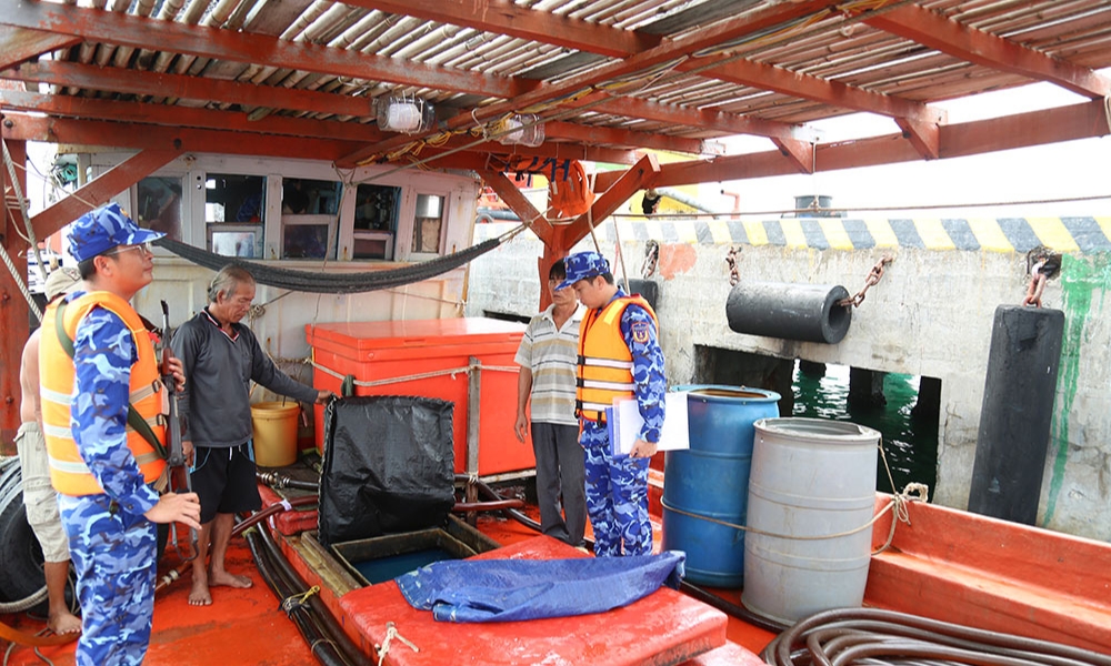 feature vietnam coast guard arrests fishing vessel over 25000 litres of illegal diesel oil