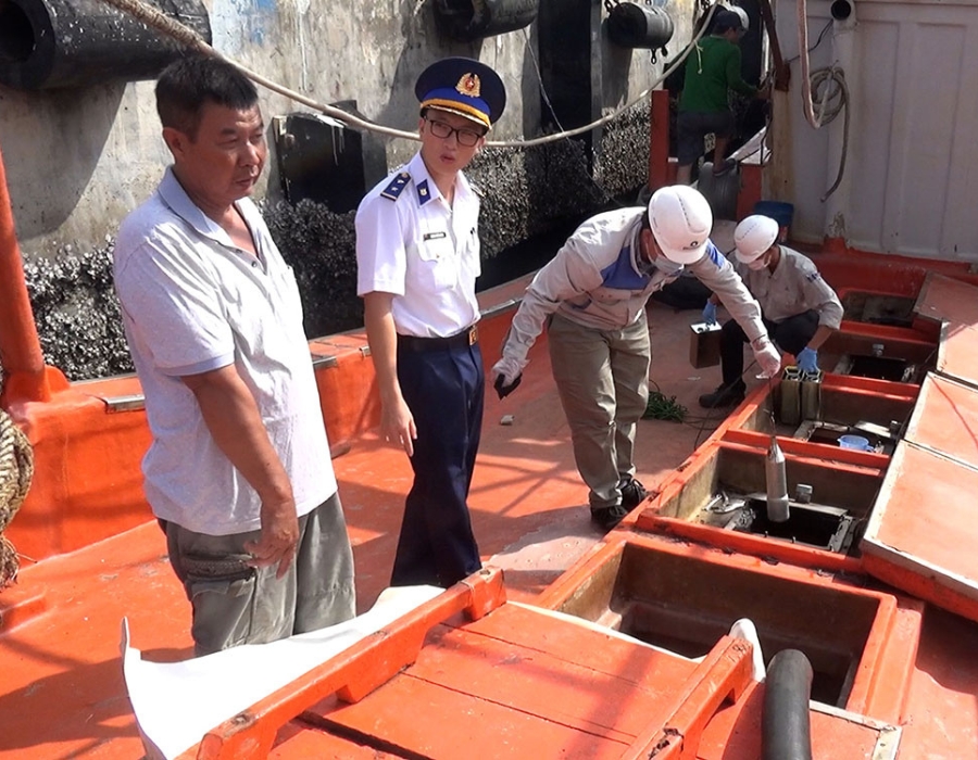 feature vietnam coast guard arrests fishing vessel over 55000 litres of unknown origin diesel oil