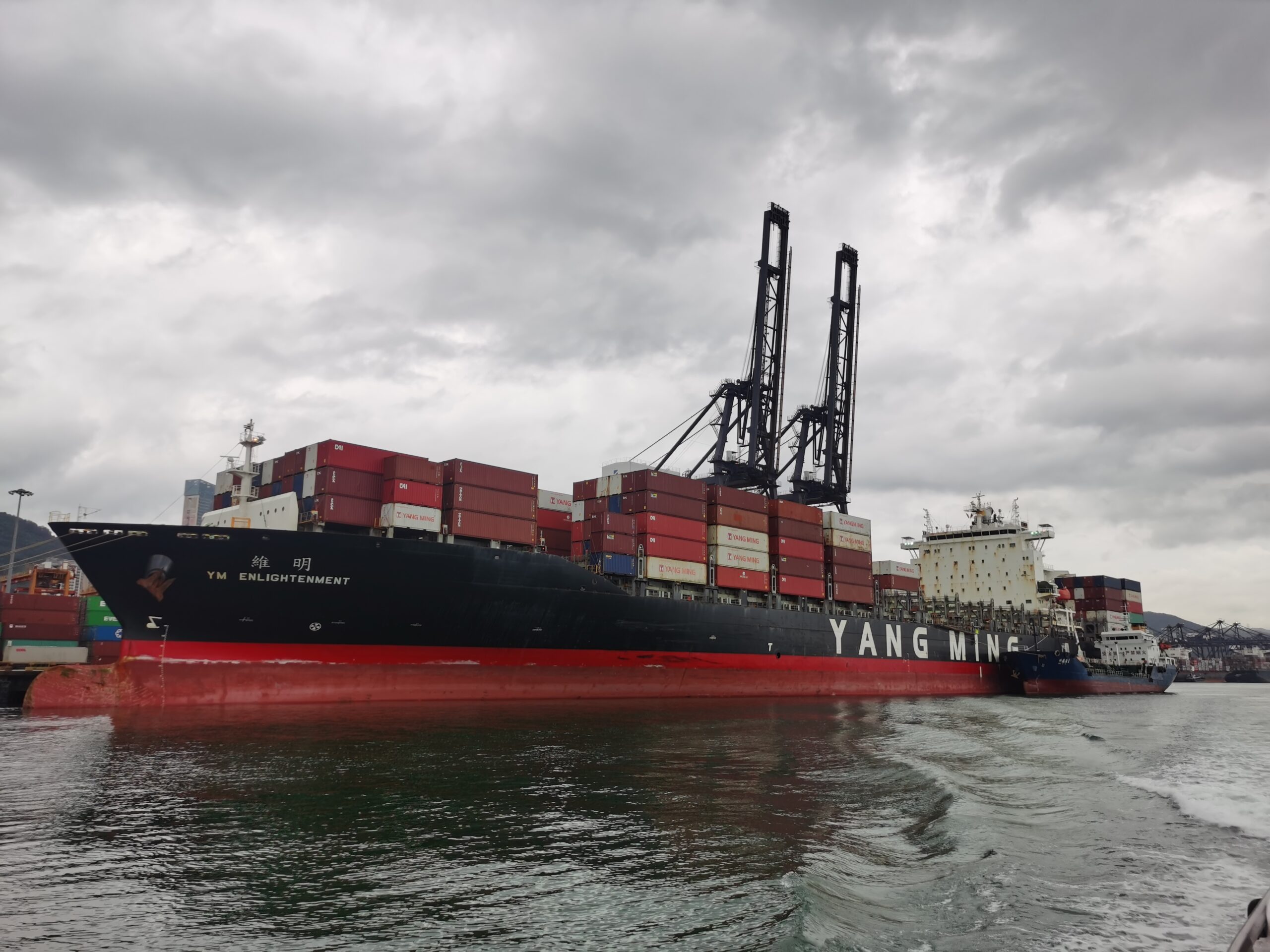 CNOOC (ShenZhen) Marine Supplies completes first bonded bunker fuel operation 28 CNOOC (ShenZhen) Marine Supplies completes first bonded bunker fuel operation