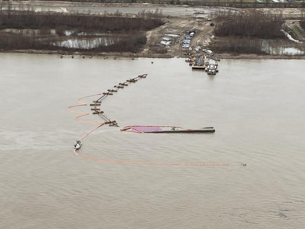 US Coast Guard oversees oil spill response after dredge capsizes in Mississippi River 28 1000w q75