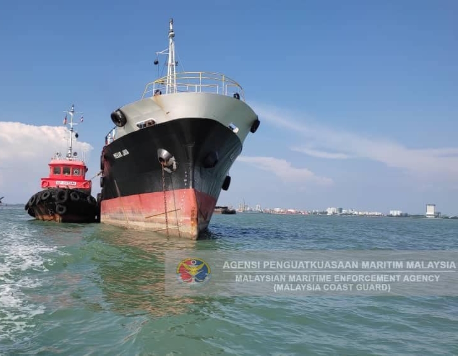 Malaysia: MMEA detains tanker and tugboat for illegal STS oil transfer in Penang 26 142 1