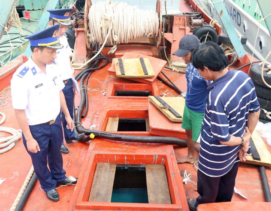 Vietnam: “BT 99887-TS” detained over 46,000 litres of illegal diesel oil cargo 26 20221011 liem tra tau vi pham