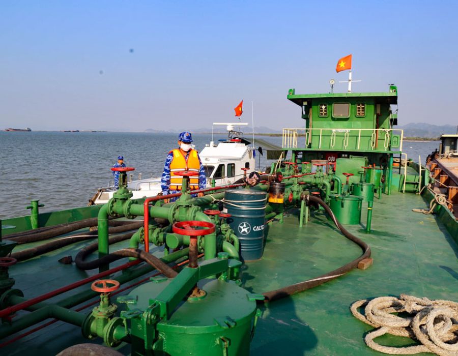 Vietnam Coast Guard detains oil tanker with 15 tonnes of unknown origin fuel oil 26 213