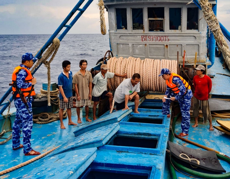 Vietnam: Coast Guard detains fishing vessel transporting 150,000 litres of illegal diesel oil 26 284