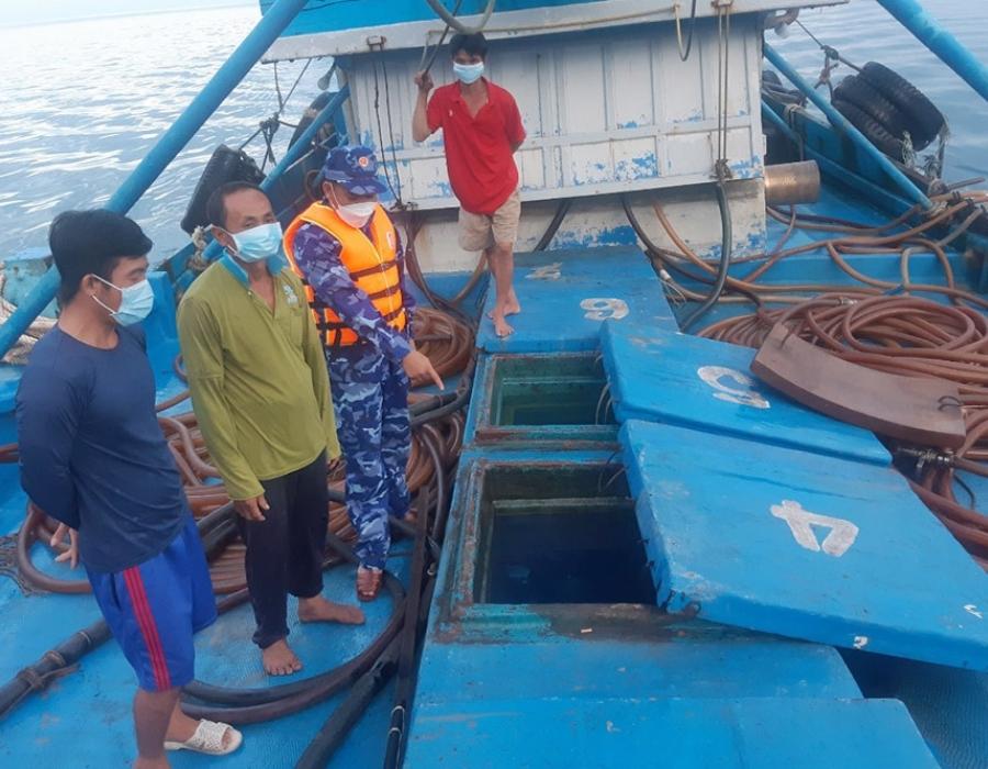 Vietnam: Coast Guard detains vessel transporting about 70,000 litres of unknown diesel