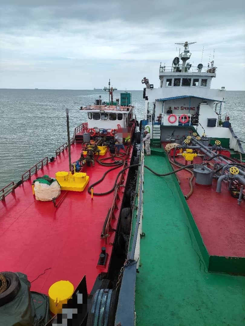 Malaysia: MMEA detains tanker and cargo ship for illegal STS oil transfer in Negeri Sembilan