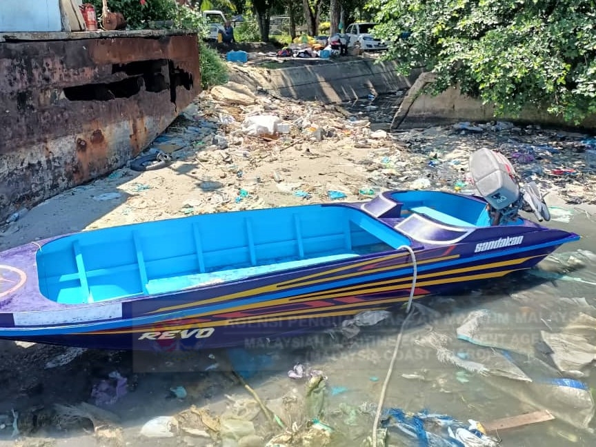 Malaysia: MMEA catches boat with crew throwing 15 barrels of petrol into sea 28 Malaysia: MMEA catches boat with crew throwing 15 barrels of petrol into sea
