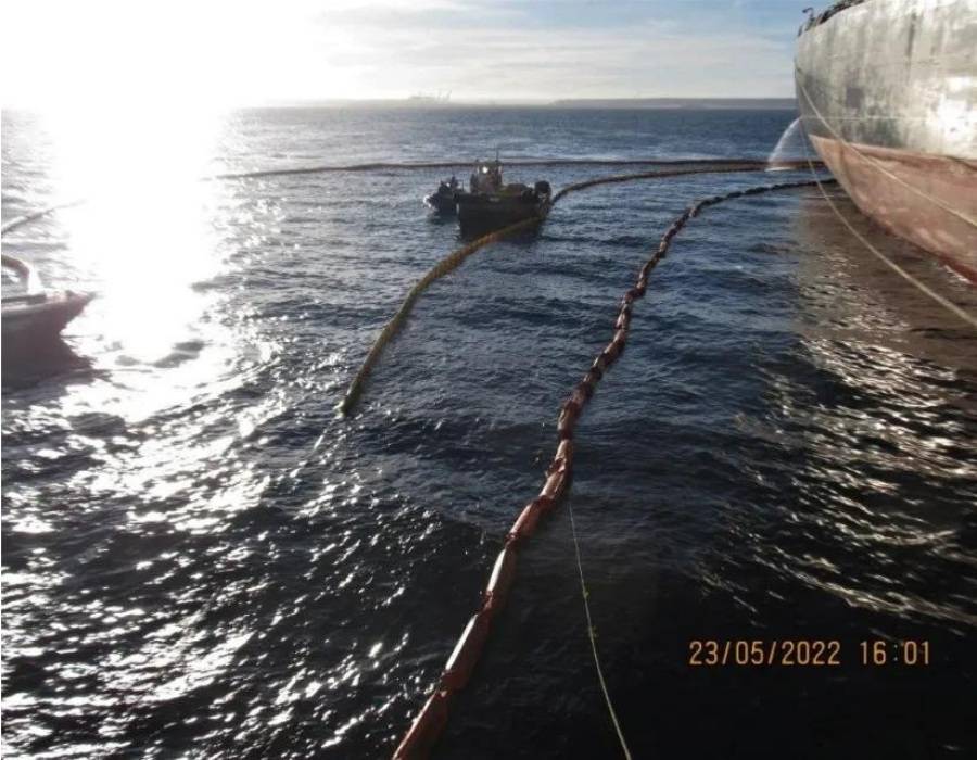 SAMSA: Authorities separate oil tankers “MT Lefkas”, “Umnenga II” in Algoa Bay oil spill incident 26 4 8