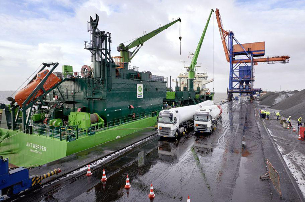 Brunsbuttel celebrates largest LNG bunkering operation 26 5a83e17349bfa 1518592371