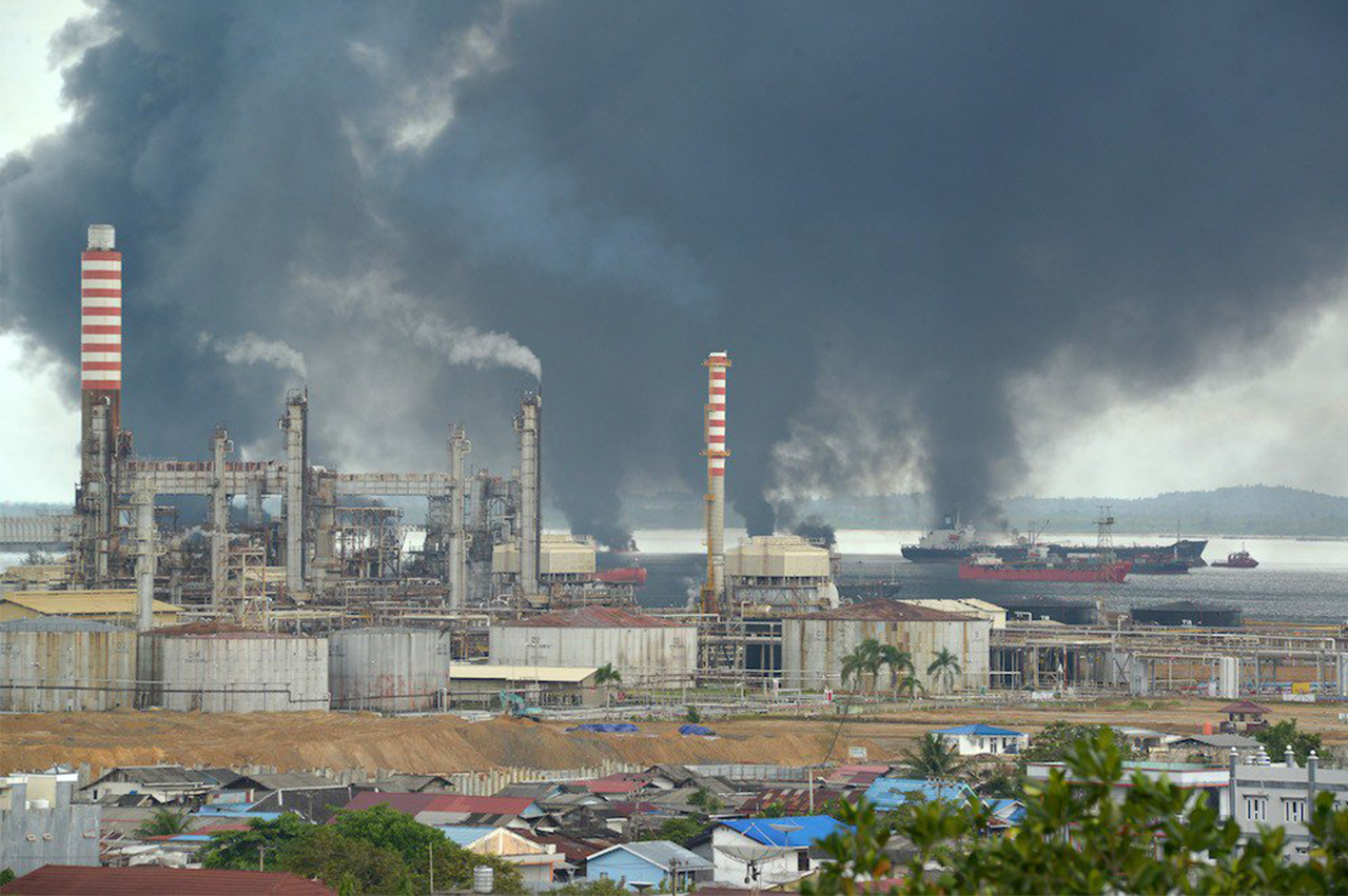 Bunker spill fire causes panic at East Kalimantan city 26 5ac2fcc6a43c8 1522728134