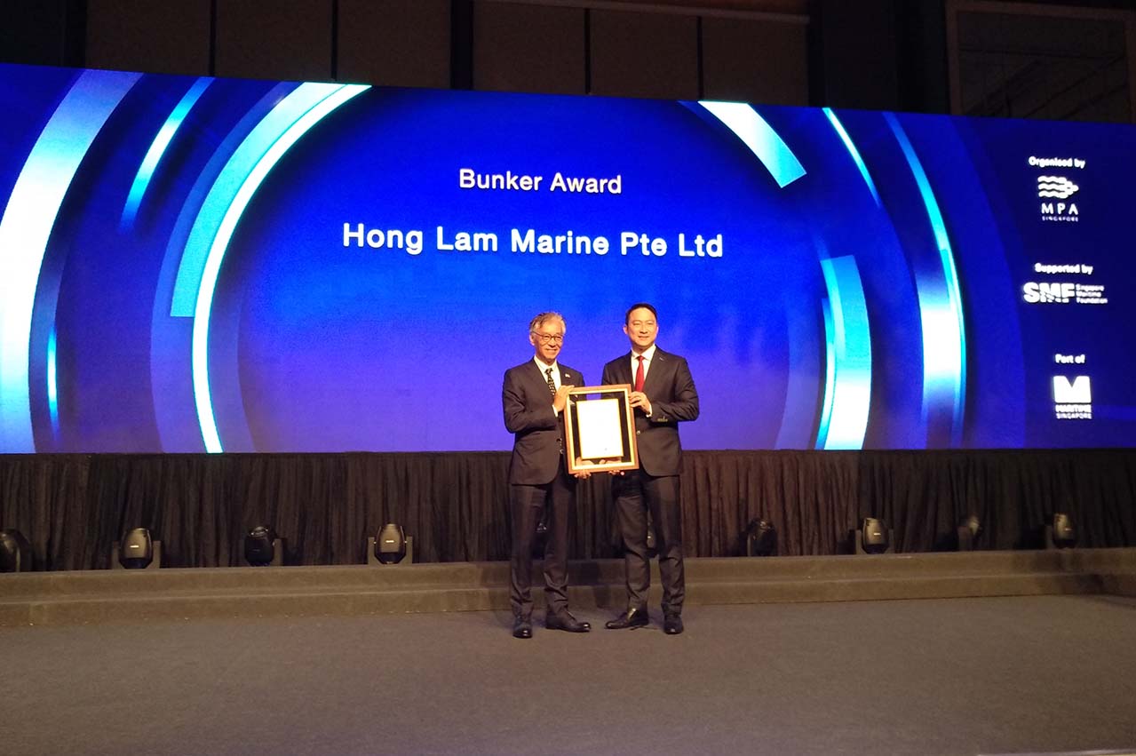 SMW 2019: Hong Lam Marine receives Singapore Bunker Award at IMA Dinner 26 5cac9e97e0a10 1554816663