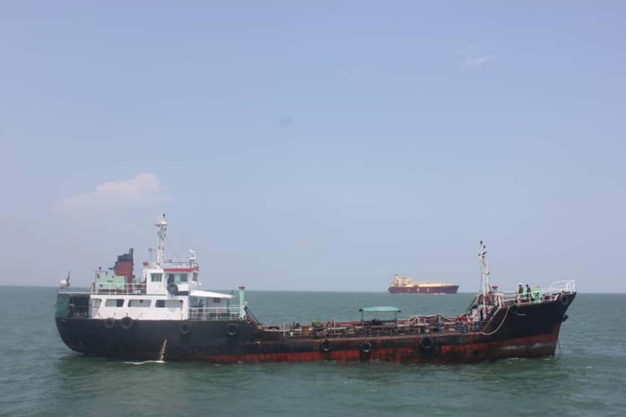 Malaysia: MMEA detains tanker near Sungai Pulai Maritime Pier 26 5d63741170113 1566798865