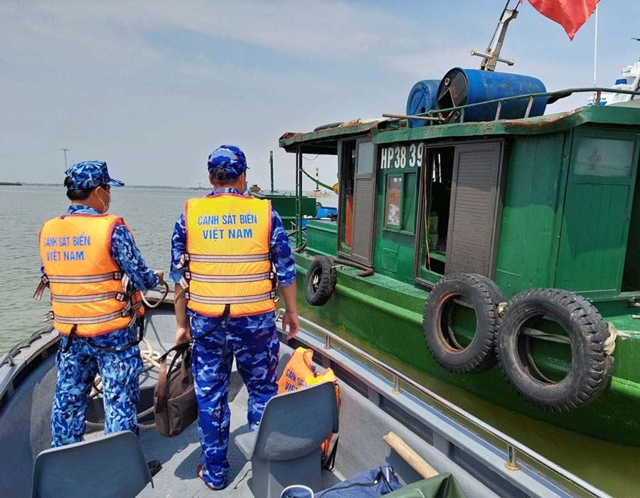 Vietnam: Coast Guard detains HP-3839 for transporting 25,000 litres of illegal diesel oil 26 HP 3839