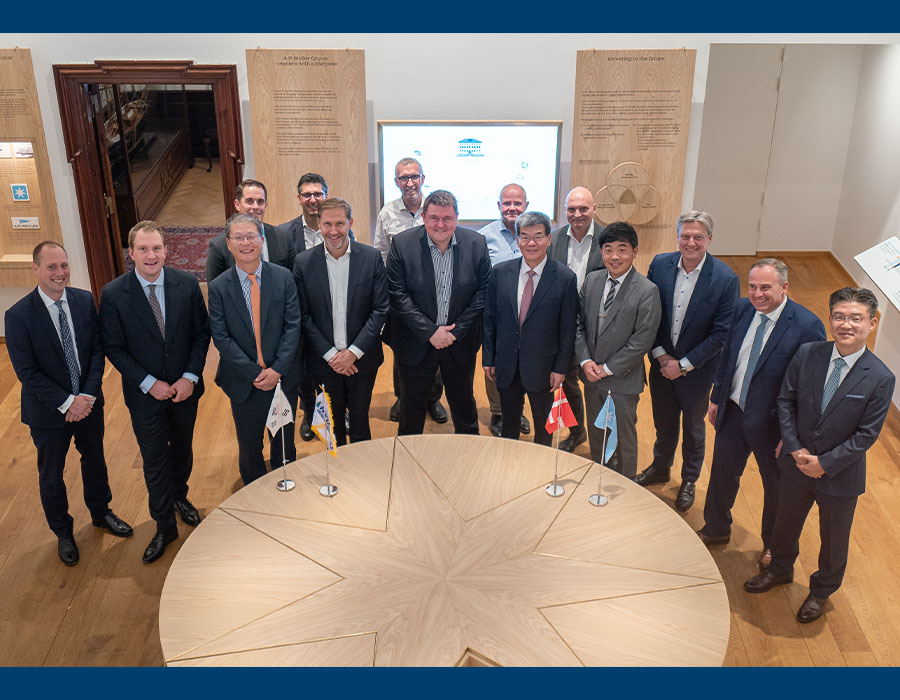 KSOE clinches USD 1.15 billion deal with Maersk to build its six 17,000 TEU methanol-fuelled container ships 26 Hyundai Heavy and Maersk
