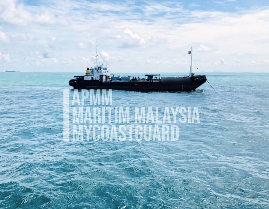 MMEA detains Niue registered tanker for anchoring illegally in eastern Johor waters 26 MMEA 2.1
