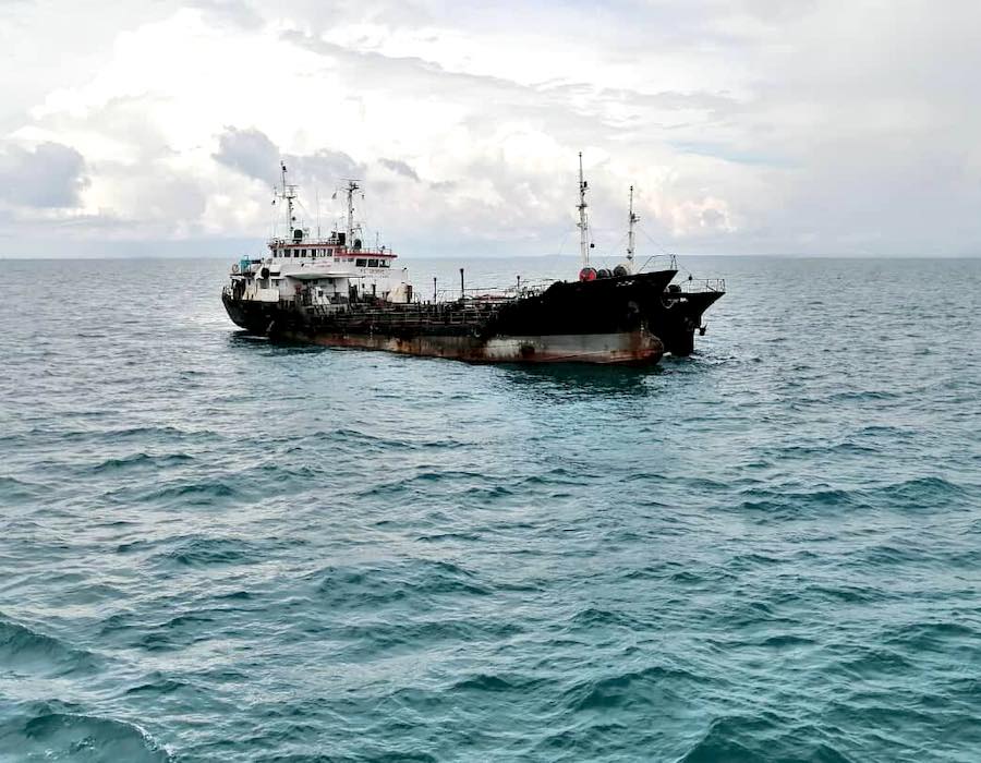 Malaysia: MMEA Johor detains Mongolia-flagged tanker for anchoring without permit 26 MMEA Monngolian tanker