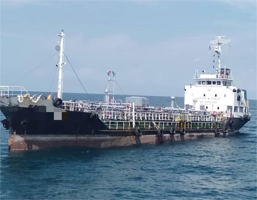 MMEA Johor detains Port Klang-registered tanker for anchoring without a permit 26 MMEA tanker Port Klang
