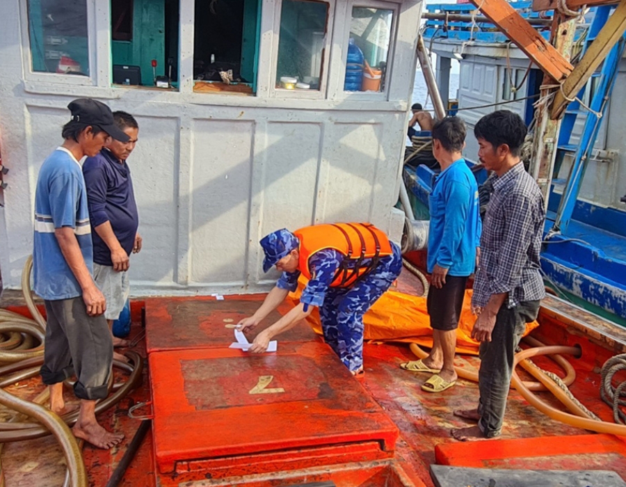 Vietnam: Coast Guard arrests fishing vessel over 45,000 litres of illegal diesel oil 28 Vietnam: Coast Guard arrests fishing vessel over 45,000 litres of illegal diesel oil