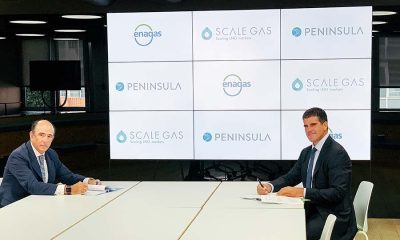 Marcelino Oreja CEO of Enagas and John A. Bassadone CEO of Peninsula at the signing of the agreement