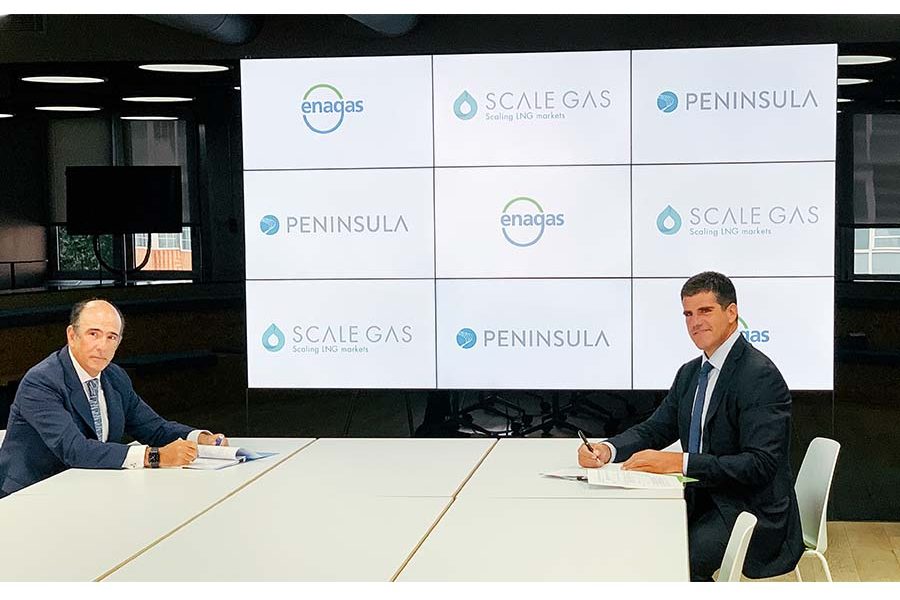 Marcelino Oreja CEO of Enagas and John A. Bassadone CEO of Peninsula at the signing of the agreement