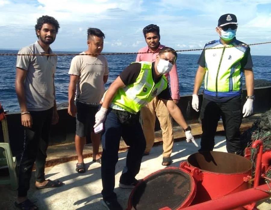 Malaysia: PPM Bintulu seizes “Benawa No. 1”, confiscates 32,000 litres of illegal diesel oil 26 PPM 5 Bintulu 6