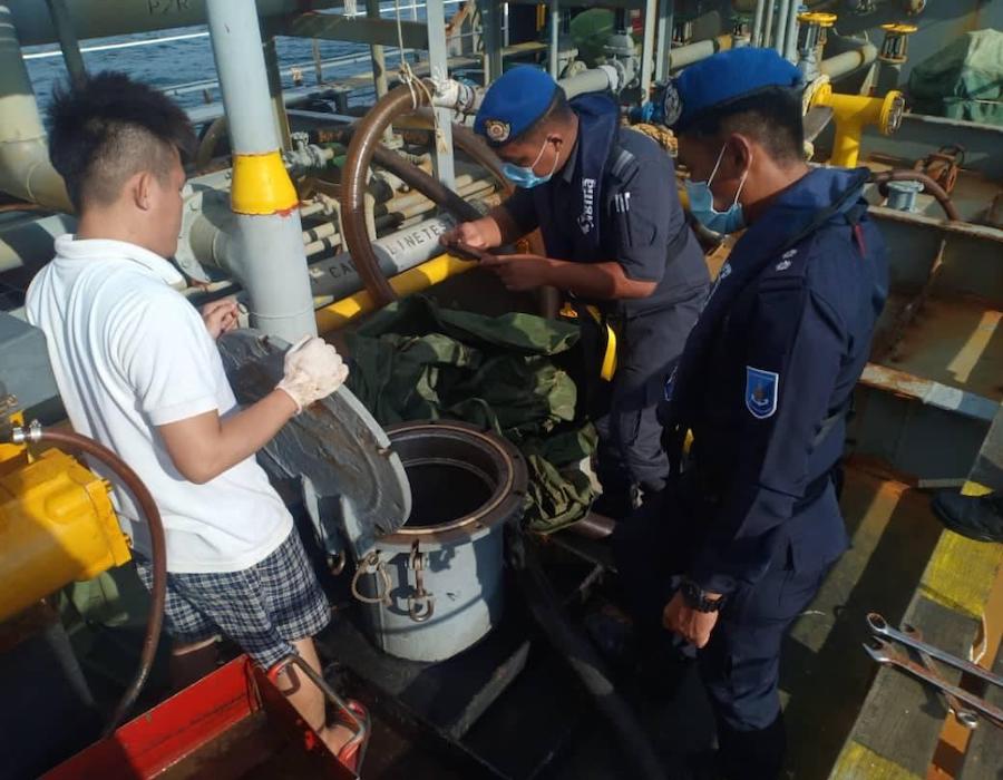 Malaysia: PPM detains ‘Yuho Maru’ for carrying 800,000 litres of diesel without a permit 26 PPM W4 6