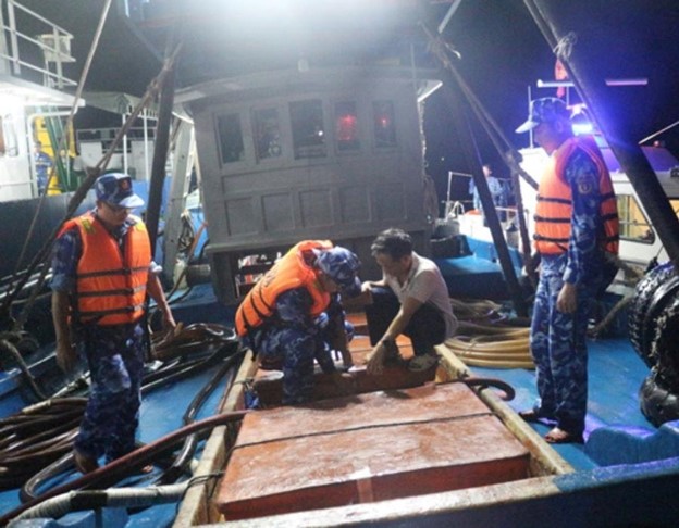 Vietnam: “TG 93698 TS” arrested over 80,000 litres of unknown origin diesel oil 26 Picture62