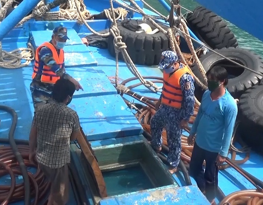 Vietnam: Coast Guards detain modified fishing vessel carrying 50,000 litres of illegal DO 26 TG 90179 TS