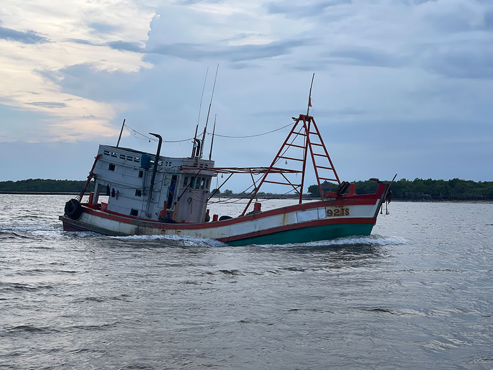 Vietnam: Coast Guard arrests fishing vessel over 55,000 litres of unknown origin diesel oil