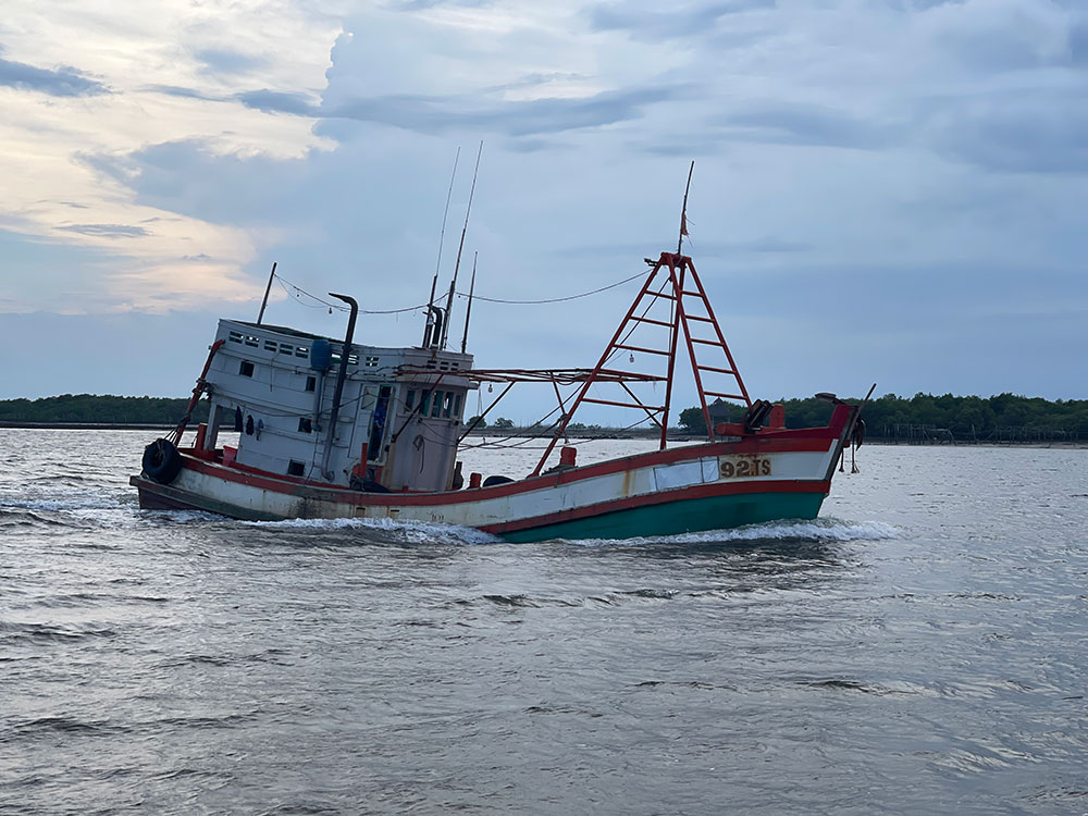 Vietnam: Coast Guard arrests fishing vessel over 55,000 litres of unknown origin diesel oil 28 Vietnam: Coast Guard arrests fishing vessel over 55,000 litres of unknown origin diesel oil