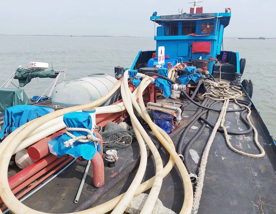 Vietnam Coast Guard detains local oil tanker, seizes 15,000 litres of illegal diesel 28 Tau dau khong co so hieu bi tam giu 3
