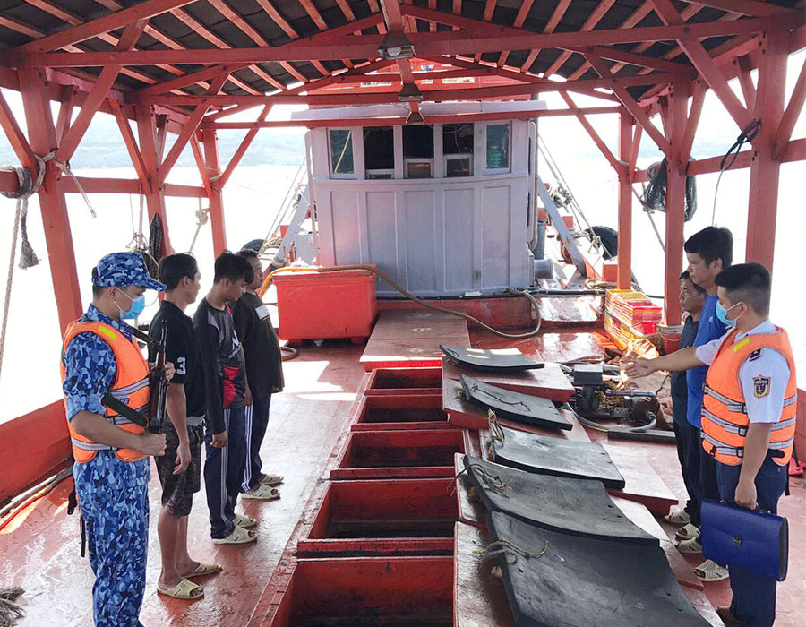 Vietnam: Coast Guard investigates illegally converted fishing boat over 100,000 litres of DO 26 Vietnam 174500124 125845529479209 8423486831062441711 n