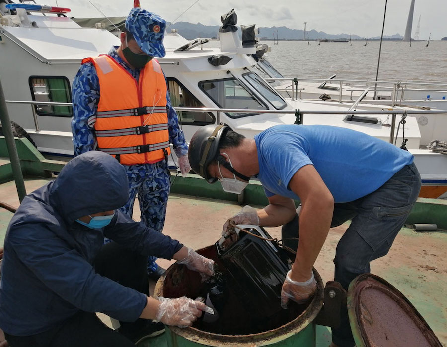 Vietnam: Coast Guard detains unnamed tanker carrying 40,000 kg of undocumented FO 26 Vietnam Coast Guard