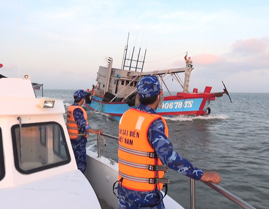 Vietnam Coast Guard detains tanker carrying 110,000 litres of illegal oil 26 VietnamCoastGuard
