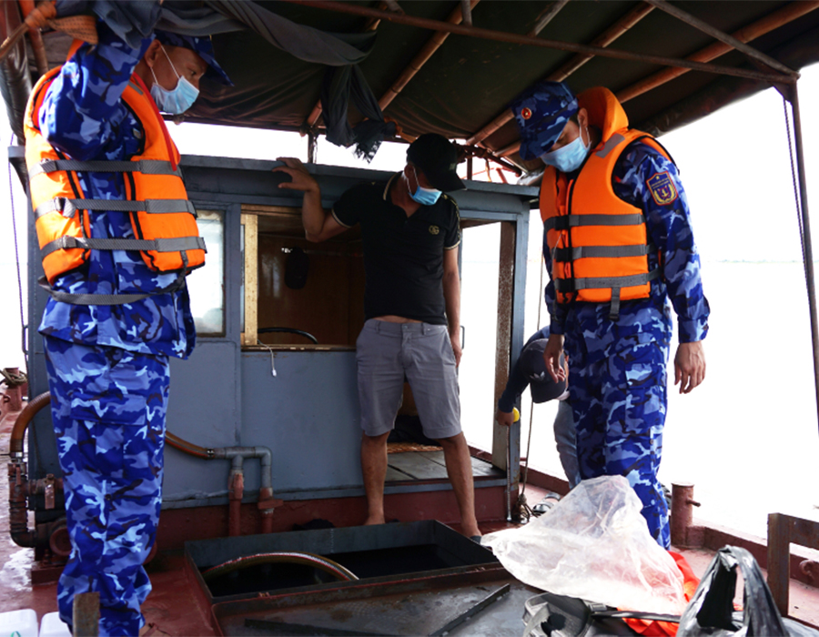 Vietnam: Coastguard arrests vessel transporting 15,000 litres of illegal oil 26 arrest