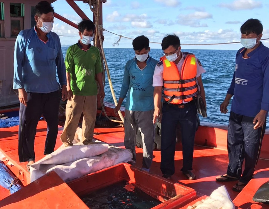 Vietnam: Coastguard arrests vessel transporting 70,000 liters of illegal diesel oil 26 boatz0 1