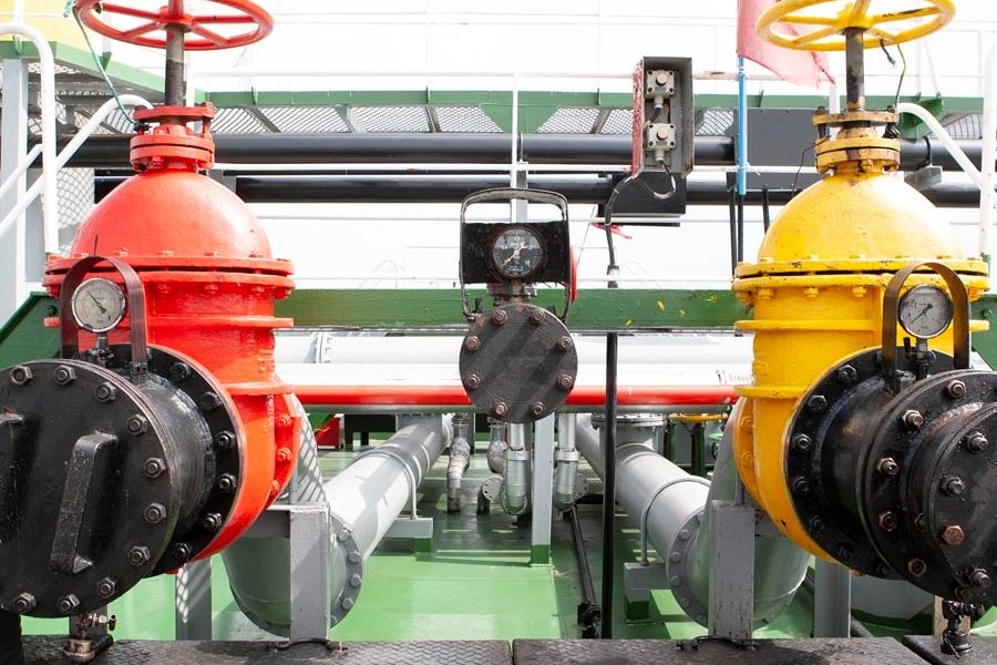 bunker manifold Photo by Manifold Times