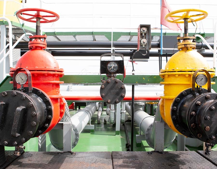 FOBAS Alerts: Large Bunker Quantity Shortages Encountered With VLSFO 26 bunker manifold Photo by Manifold Times