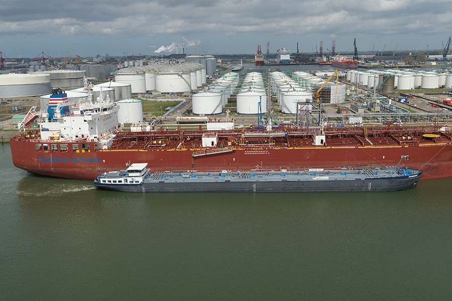methanol bunkering for waterfront shipping takaroa sun vesse