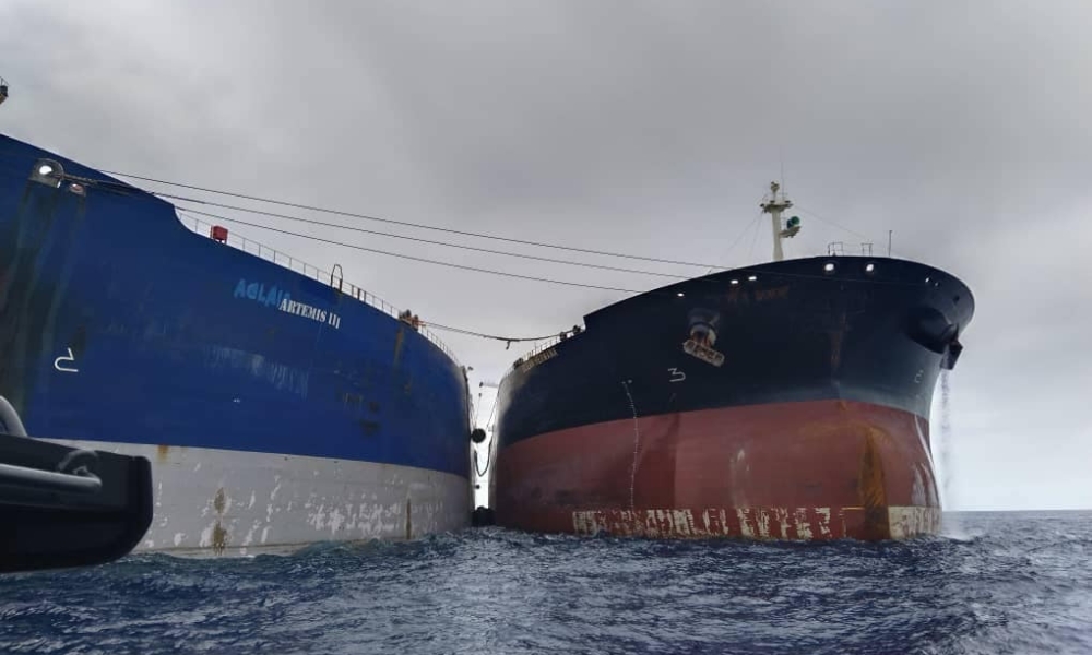 Malaysia: MMEA conducts forced boarding on VLCCs caught in midst of STS oil transfer 26 317