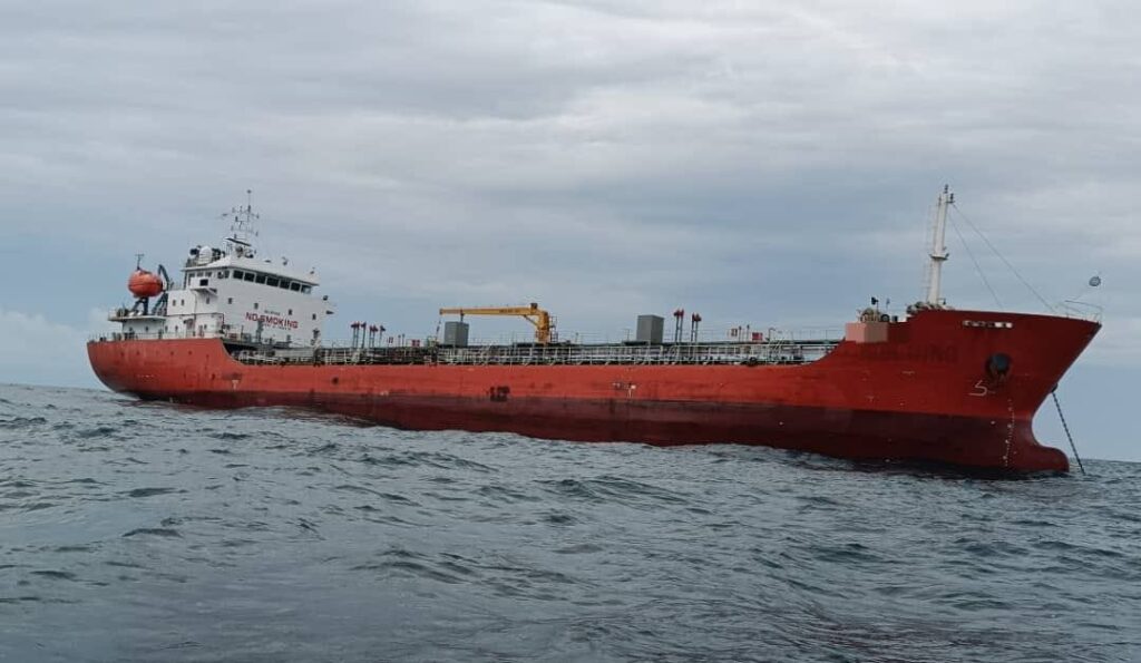 Malaysia: MMEA detains tanker for illegal anchoring in East Johor waters 28 405967750 732918675528527 4979715291480286806 n