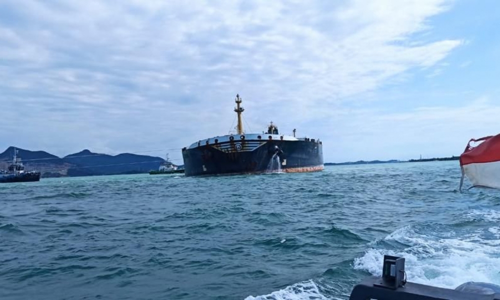 Oil tanker “MT Liberty” runs aground near Singapore Strait