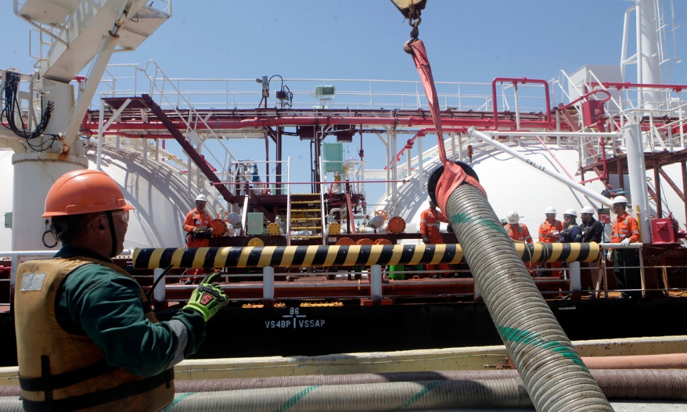 Petrobras delivers B24 biofuel blend to vessel for trial 