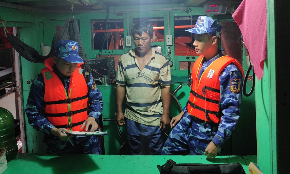 Vietnam: Two ships seized over 170,000 litres of unknown origin diesel oil